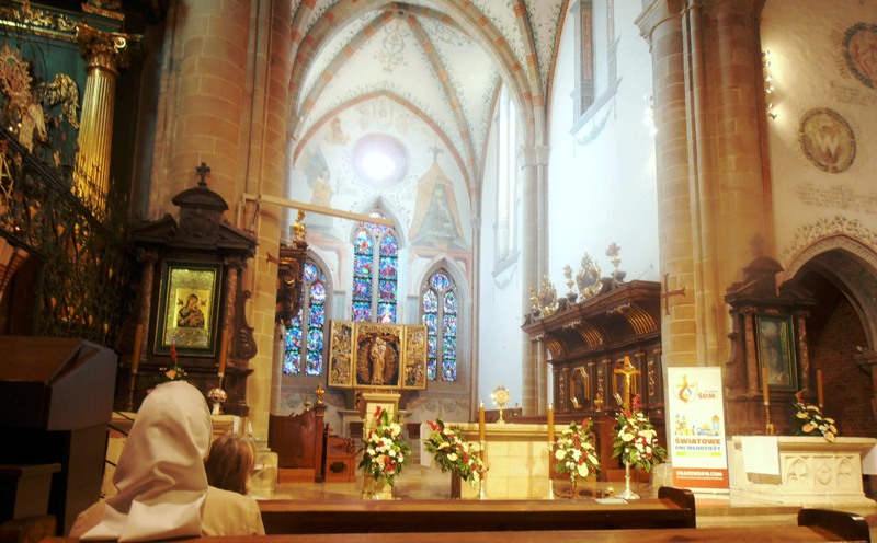 11 - celodenní adorace v bazilice Sv. Kříže