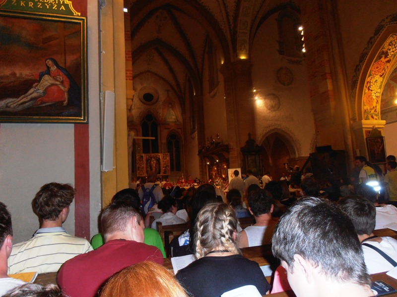 15 - mše sv byla kvůli dešti b přeplněné bazilice