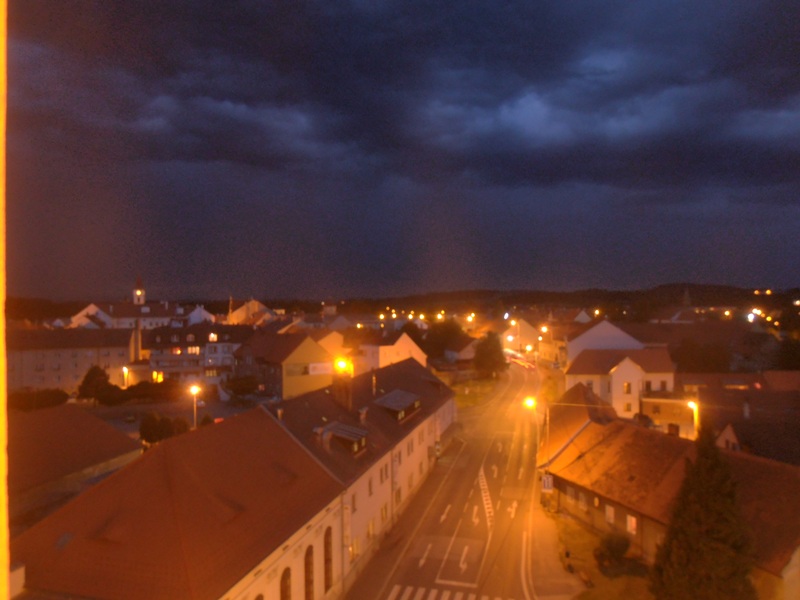 Noční výhled z věže - blíží se bouřka