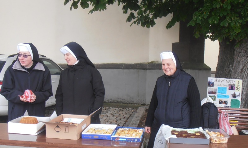 2 - služba sester - nabídka občerstvení od poutníků pro poutníky