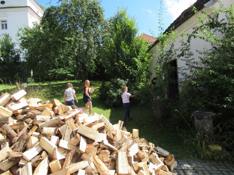 13 - pomáháme skládat dřevo