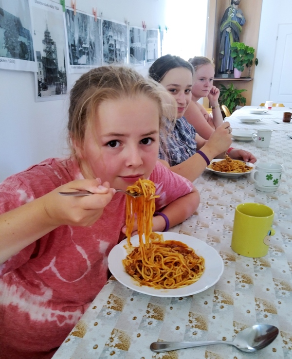 57 - Čt - špagety k obědu  nezklamou